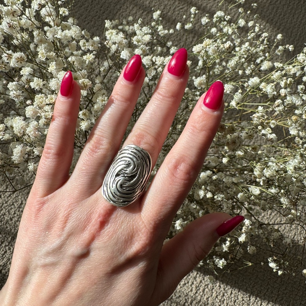 Elegant Silver Swirl Ring